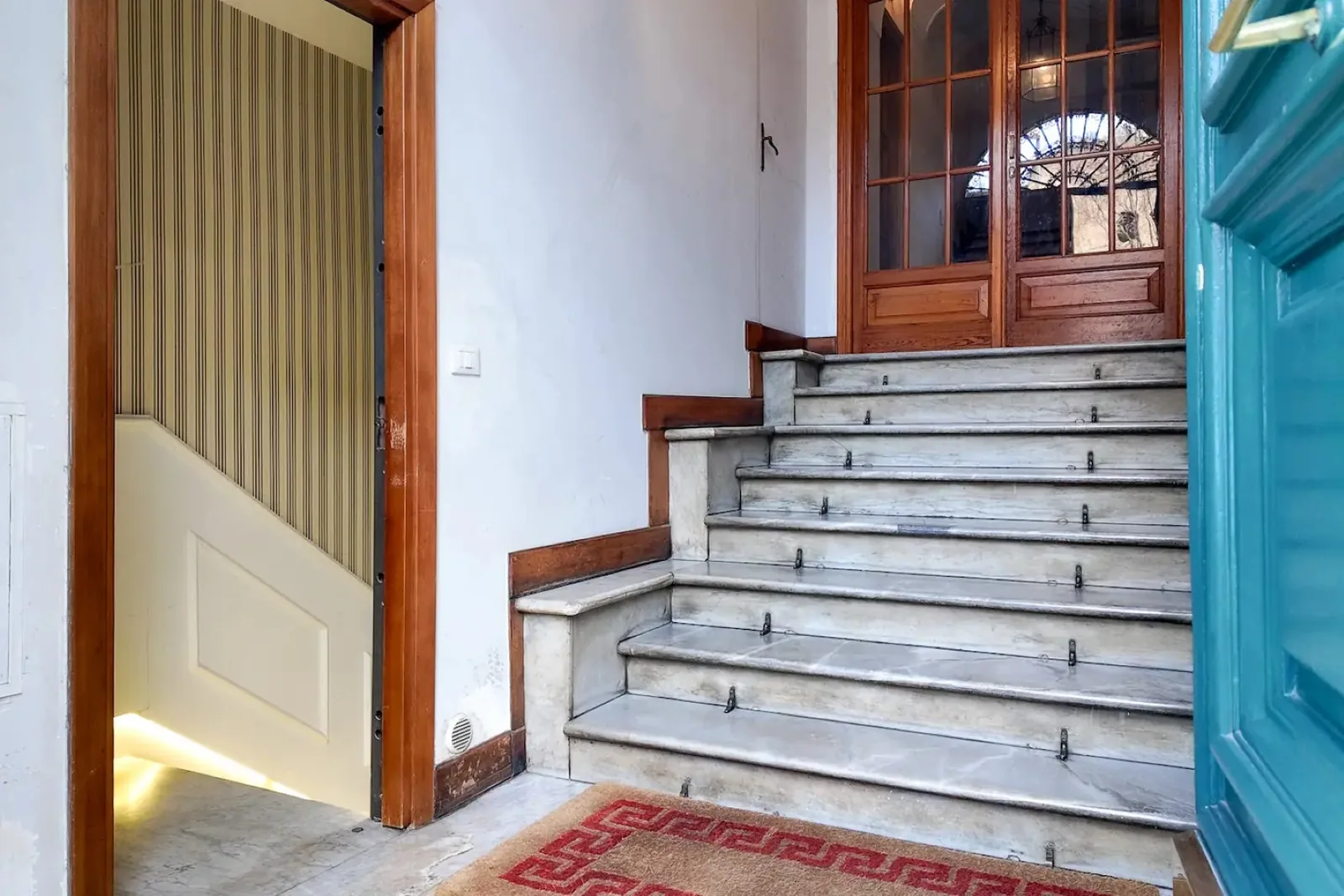 Ingresso del palazzo con scala in marmo