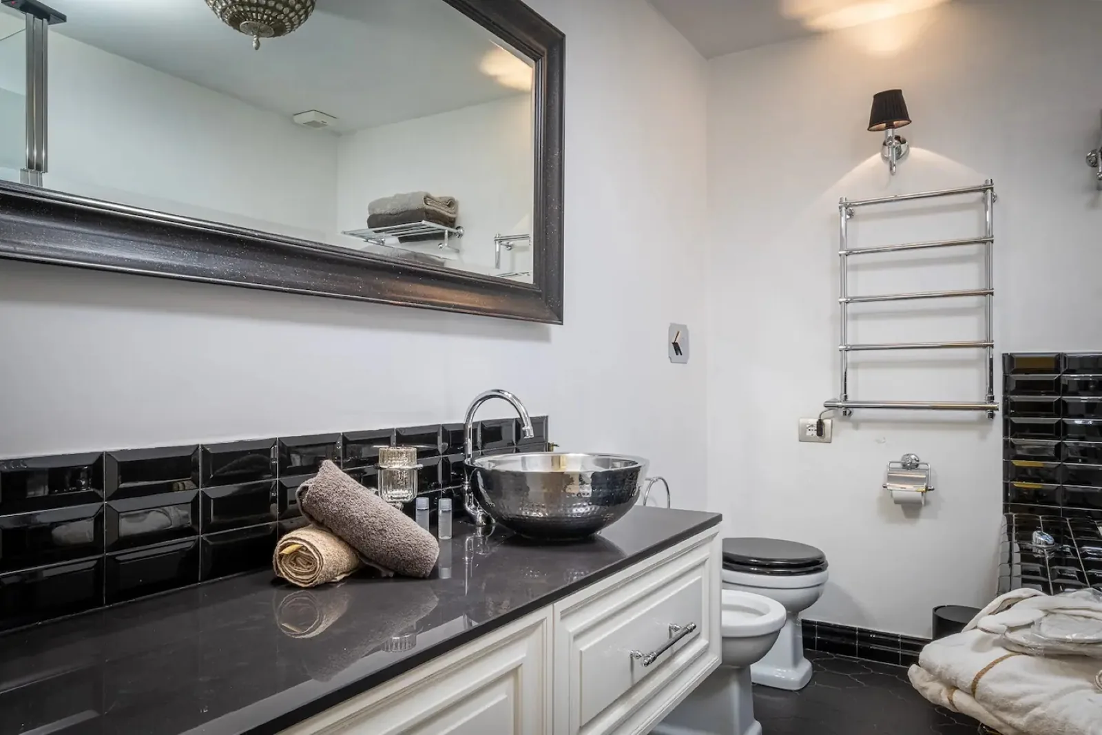 Bagno elegante bianco e nero
