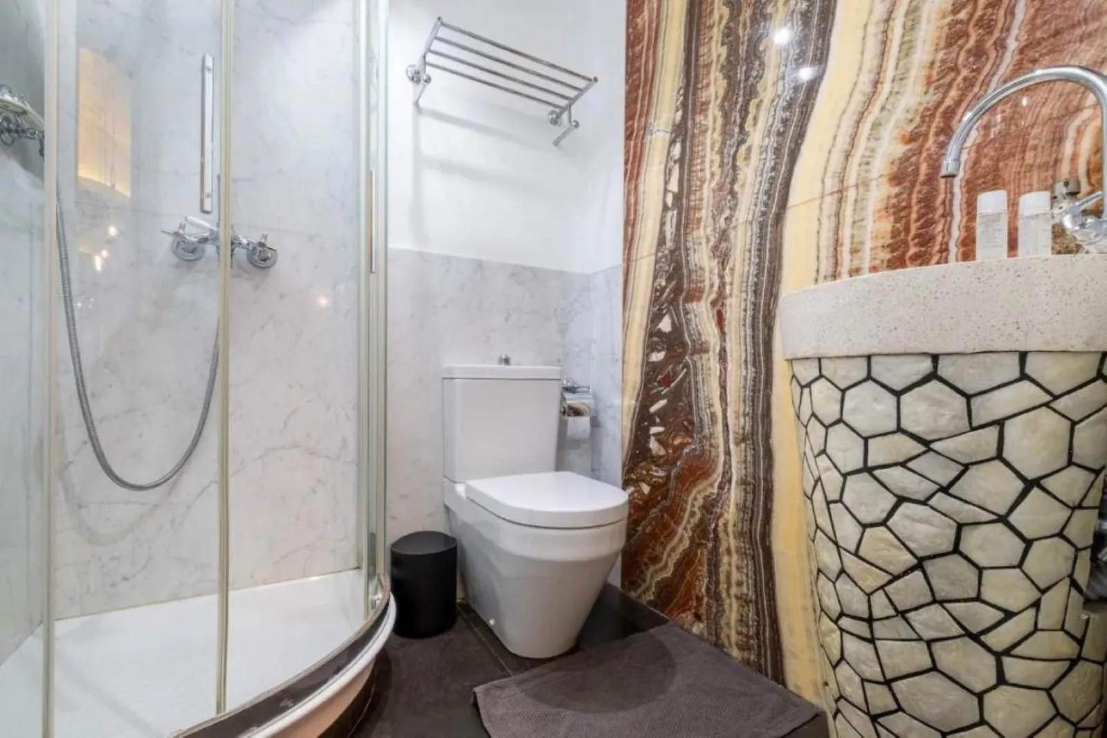 Bagno in marmo con doccia