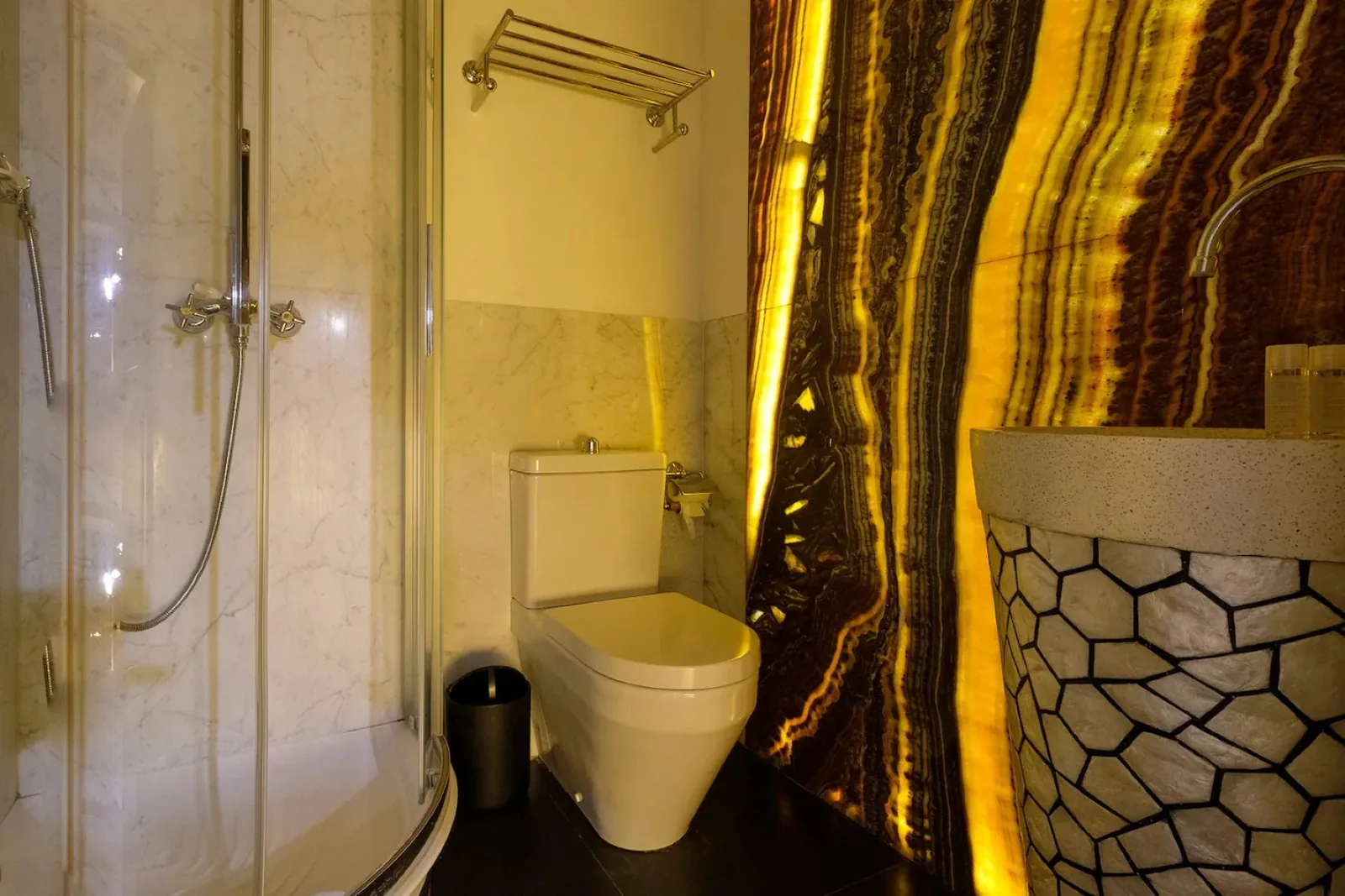 Bagno con parete in onice illuminata