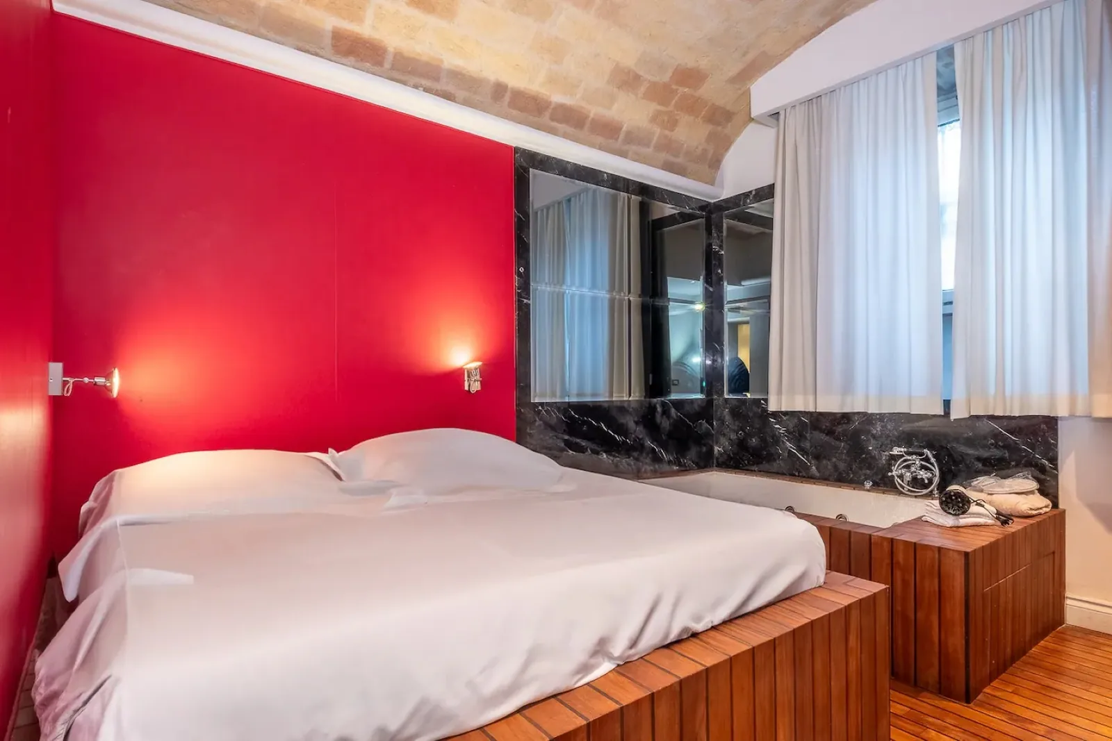 Suite con letto matrimoniale e vasca jacuzzi privata