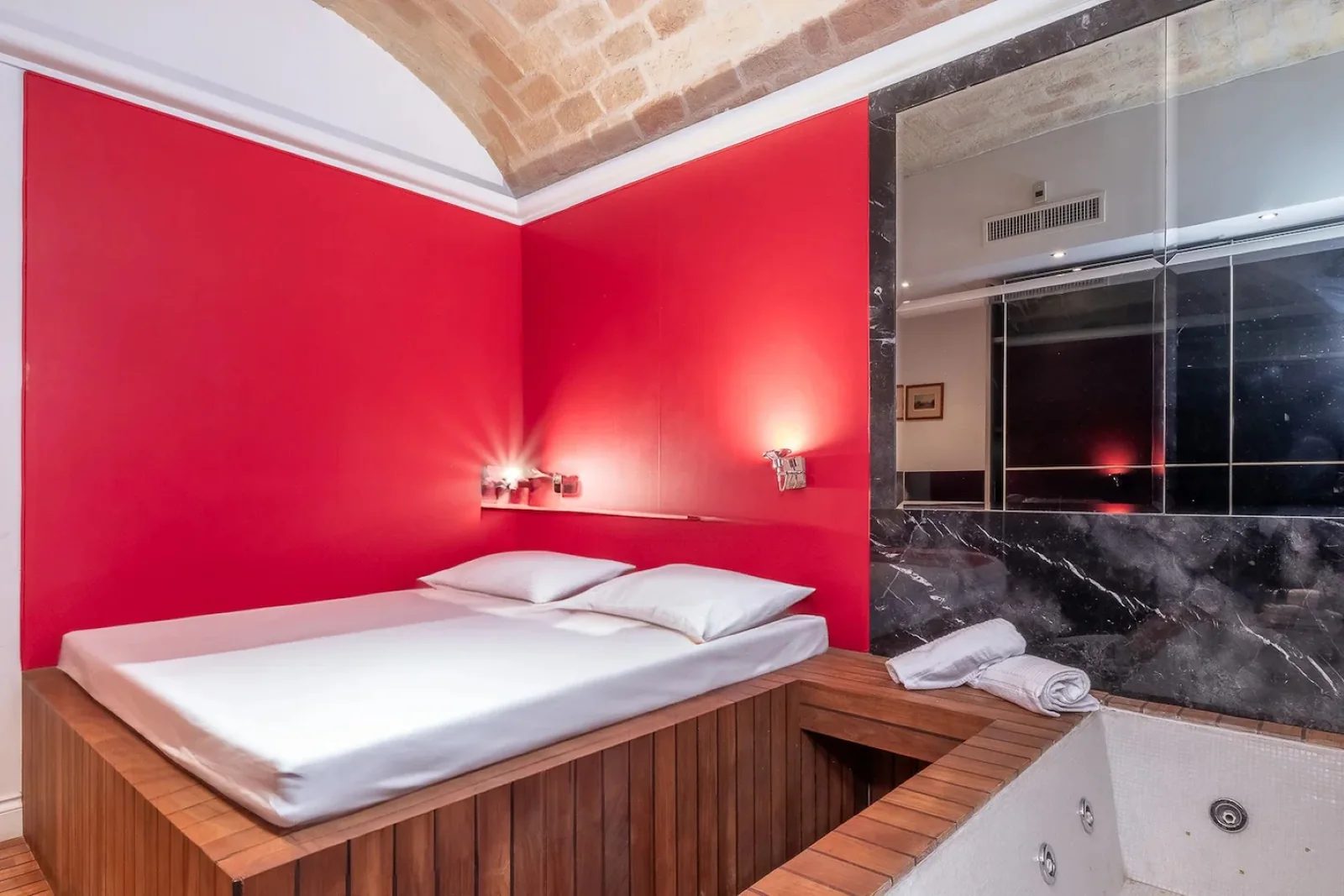 Suite matrimoniale con jacuzzi privata e volta in mattoni