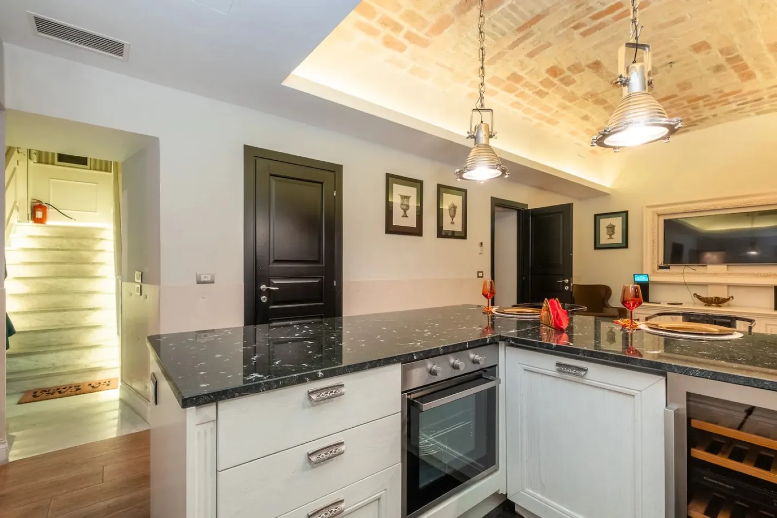 Cucina attrezzata con piano in marmo