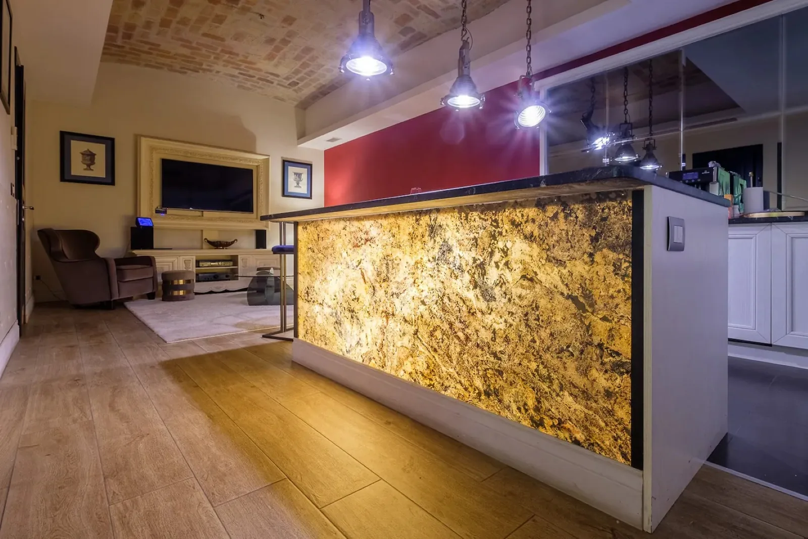 Living con isola in marmo retroilluminata
