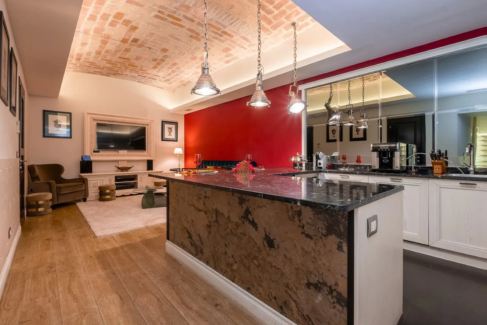 Open space con cucina in marmo e salotto de La Casa dei Sogni Roma
