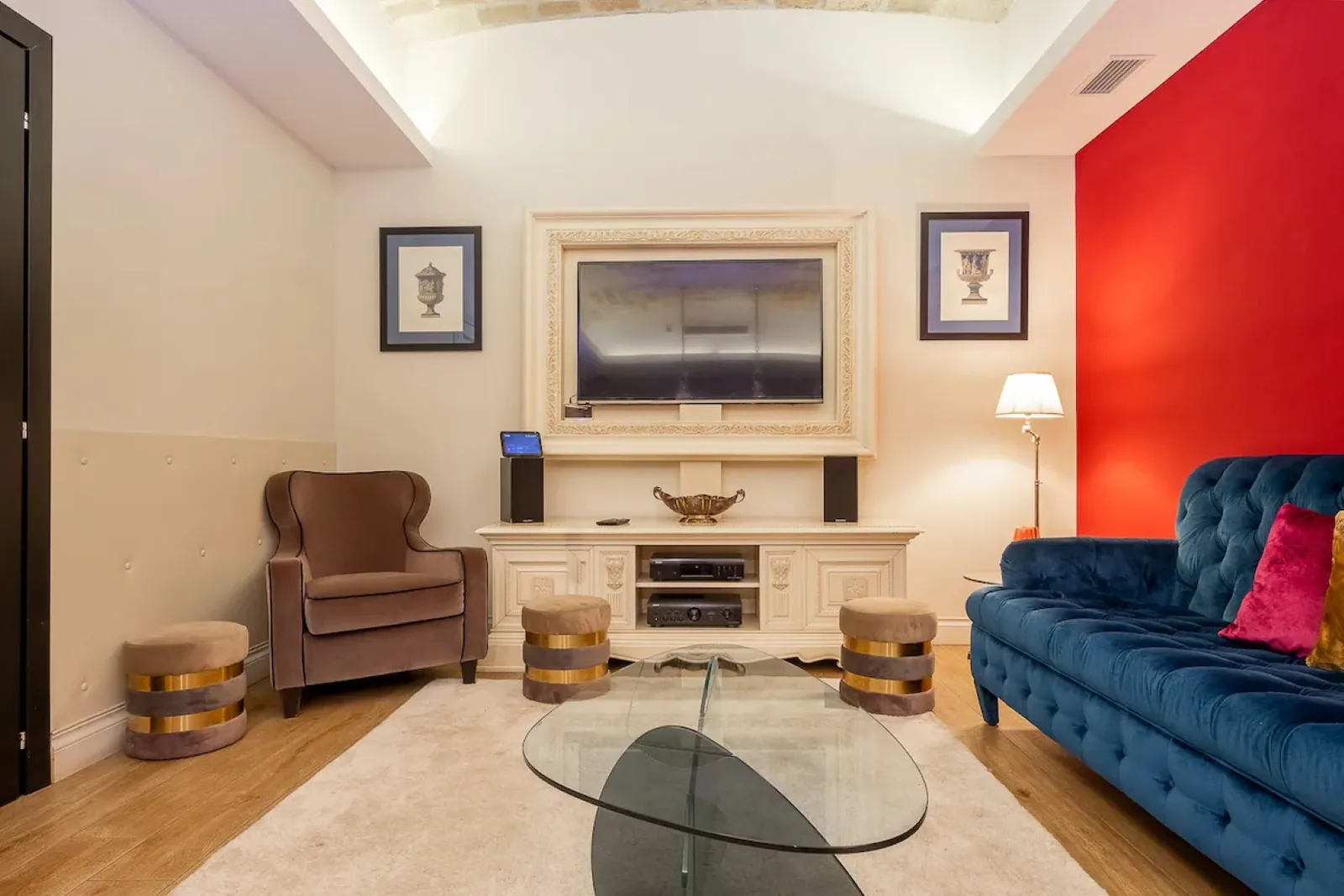 Salotto elegante con zona TV